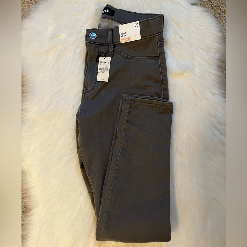 NWT EXPRESS Mid Rise Skinny Jeans, Grey size 6, 28” Inseam